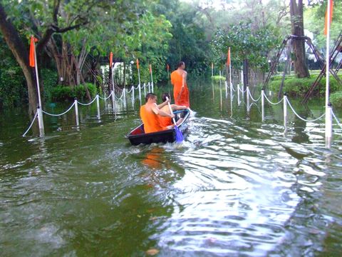 การเดินทางในสายน้ำ ช่วงอุทกภัย พฤศจิกายน ๒๕๕๔ (Traveling during the huge flood in November 2011)