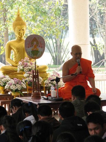 พระ ครู สอน ธรรม (Delivering Dhamma)